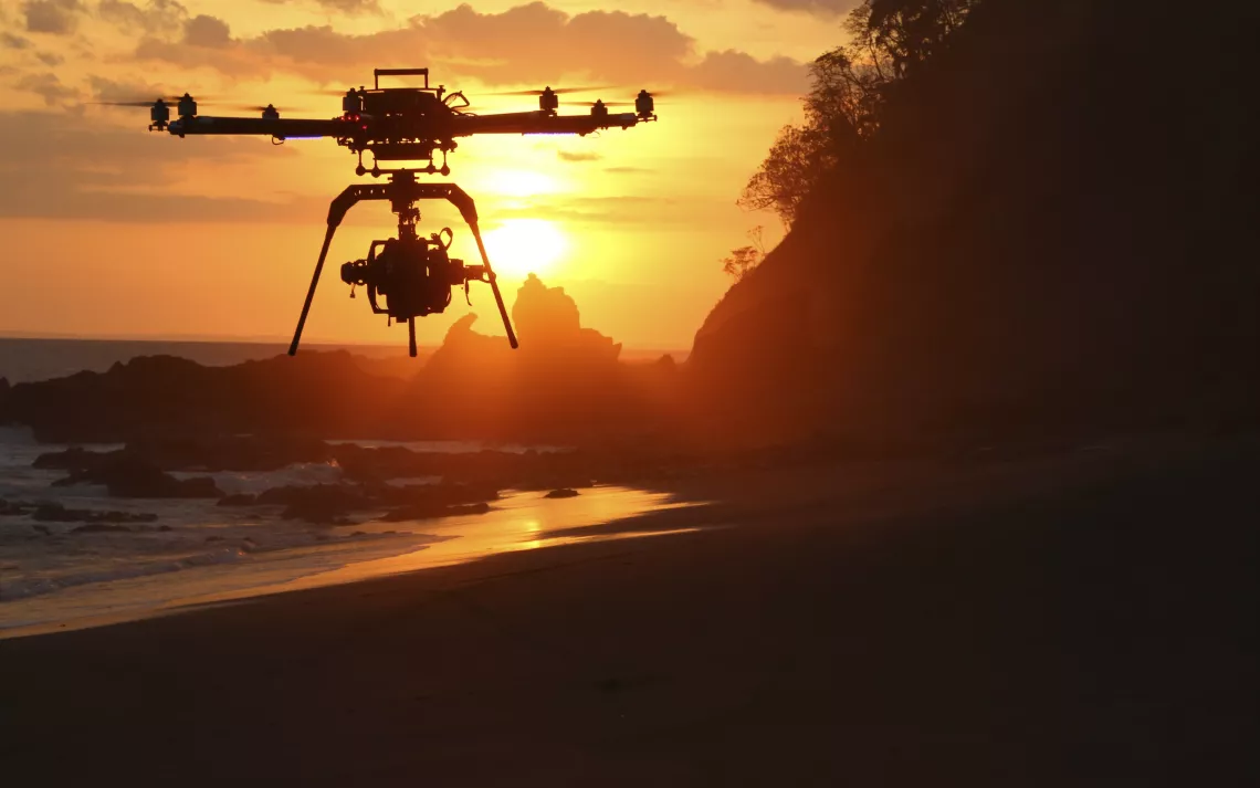 Un drone vole au coucher du soleil