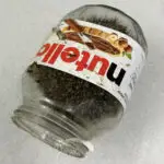 Un Sauveteur Ouvre une Poubelle de Recyclage et Trouve Quelqu’un Coincé dans un Pot de Nutella