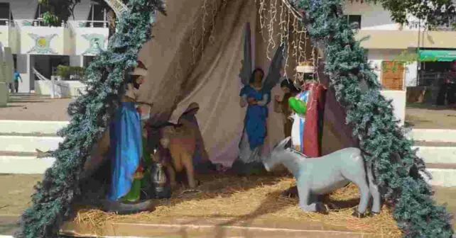 Un chien découvert dans la crèche d'une scène de nativité